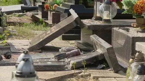 Poprzewracane płyty nagrobne, podpalone kwiaty, nadpalone krzyże. Szukają sprawców