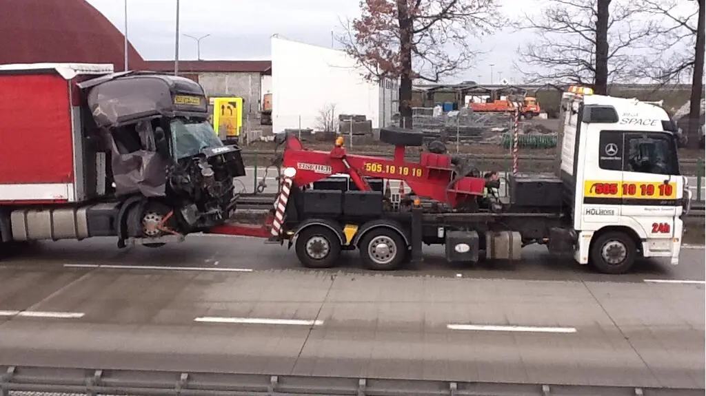 Na A4 zderzyły się trzy samochody ciężarowe
