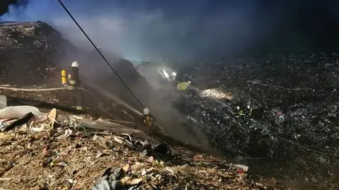 Strażacy walczyli z pożarem na wysypisku