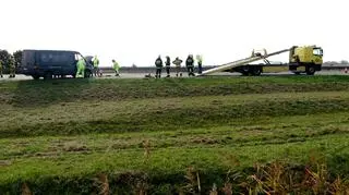Służby starają się jak najszybciej usunąć pojazd z drogi