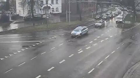 Podjechał do radiowozu i powiedział, że żona ma zawał. Policjant eskortował auto pod drzwi szpitala