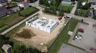 Urzędnicy wznoszą właśnie ściany 