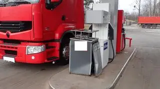 Pijany kierowca wjechał w budynek i pojemnik przy dystrybutorze na stacji paliw w Rybniku