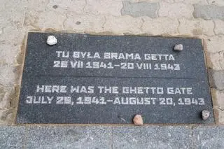 Na tablicach znalazł się napis "Tu była brama getta 26.07.1941 - 20.08.1943"