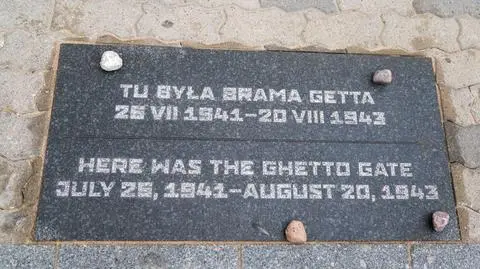 Na tablicach znalazł się napis "Tu była brama getta 26.07.1941 - 20.08.1943"