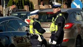 Policjanci kierują ruchem wokół cmentarzy