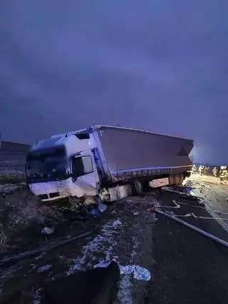 Ze wstępnych ustaleń policji wynika, że samochód zjechał na przeciwległy pas ruchu. Tir wylądował w rowie