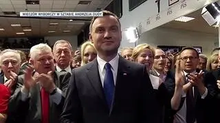 Duda też ma swoją suflerkę. Radzi jak zachować się przed kamerami