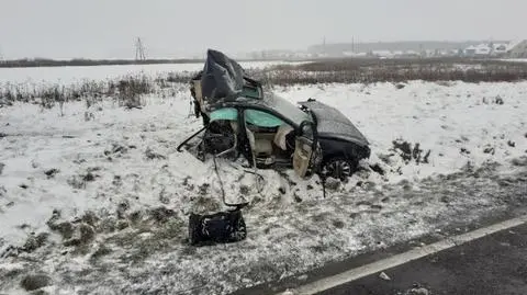 Kierował jaguarem, był na "podwójnym gazie". Auto rozpadło się na dwie części, nie żyje pasażer