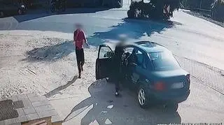 Nie zapłacił za zakupy i próbował odjechać autem