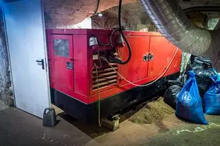 W jednym z wygłuszonych pomieszczeń znajdował się agregat prądotwórczy