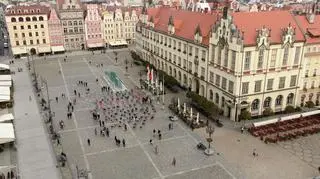 "Martwe krzesła" na wrocławskim rynku