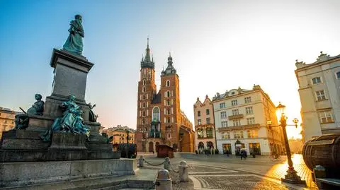 Starego Miasta z pomnikiem Adama Mickiewicza i Bazyliką Mariacką w Krakowie