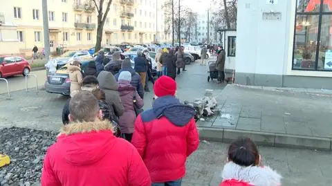 Kolejka do apteki w Krakowie w okresie świątecznym