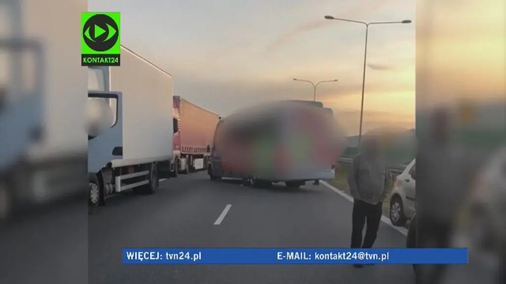 Busem pod prąd - w miejscu dla karetki