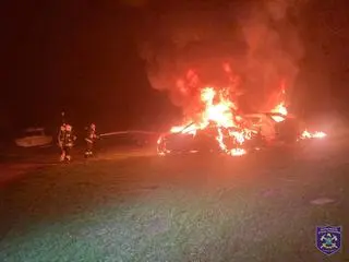 Ogień objął trzy samochody 