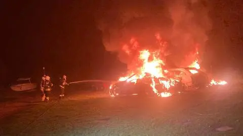 Ogień objął trzy samochody 