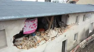 Ciężarówka zahaczyła o budynek