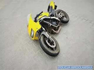 Motocyklista nie miał kasku, uciekał przed policjantami