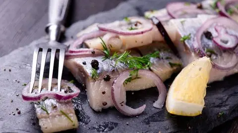 Bakteria w filecie śledziowym. "Nie należy spożywać partii produktu"