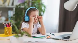 Zdalna edukacja jest wyjątkowo męcząca dla pierwszaków. Część nie potrafi pisać i czytać