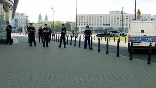 Policja ochraniająca Plac Piłsudskiego w Warszawie podczas uroczystości związanych z miesięcznicą smoleńską