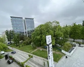 Pomnik Lecha Kaczyńskiego ma stanąć przed skwerem, za którym zlokalizowany jest apartamentowiec