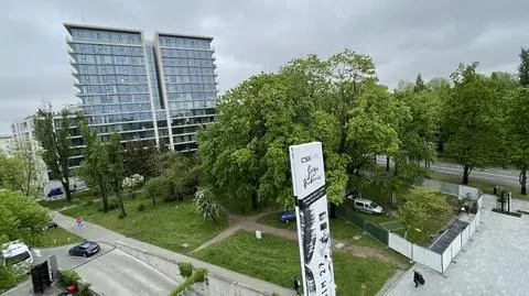 Pomnik Lecha Kaczyńskiego ma stanąć przed skwerem, za którym zlokalizowany jest apartamentowiec 
