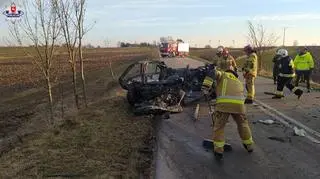Samochód uderzył w autobus z przedszkolakami. 29-latek zginął na miejscu