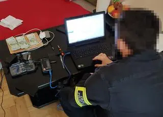 Policja zatrzymała osiem osób podejrzanych o oszustwa internetowe 