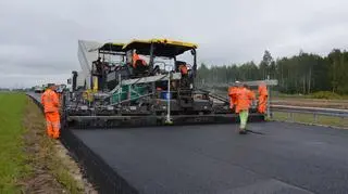 Prace drogowców na budowie drogi S14