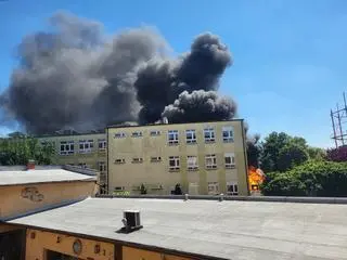 Pożar na placu zabaw na terenie szkoły w Ostrowie Wielkopolskim