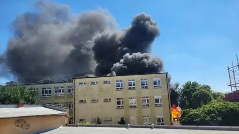 Pożar na placu zabaw na terenie szkoły w Ostrowie Wielkopolskim