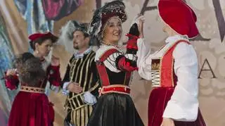 Przyjechali z różnych stron Polski. Z Lublina, Małopolski. I z Wrocławia. Uczą się emisji głosu, zachowania na scenie, gestów, które mogą się przydać podczas pokazów. Przede wszystkim jednak zgłębiają tajniki układów tanecznych.