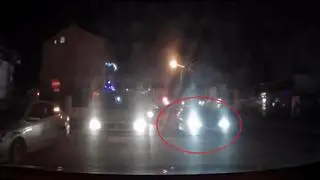 Kierowca bmw wyprzedzał sznur stojących w korku samochodów 