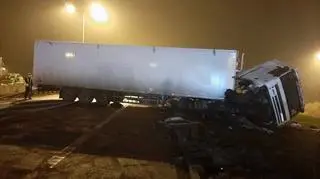 Zderzenie auta osobowego z ciężarowym w Mierzęcicach