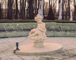 Rzeźba w pałacowym ogrodzie
