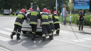 3 osoby ranne w wypadku na Hermanowskiej. To skutek zderzenia i dachowania do jakiego doszło w piątek po południu.