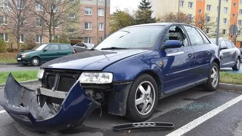 Najpierw wymontowali zderzak w audi, ale uciekli 