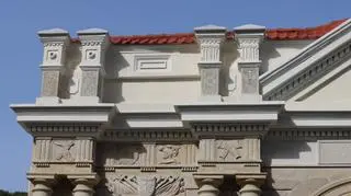 Orły (jednego widać na pierwszej kolumnie z prawej) w najwyższych partiach bramy zyskały złocenia na koronach i herbach  