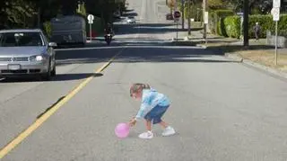 Trójwymiarowe znaki symbole w postaci płasko naniesionej masy na nawierzchnie drogową