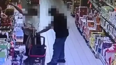 "Zawód kieszonkowca nie umiera". Kamery nagrały, jak kradnie portfel