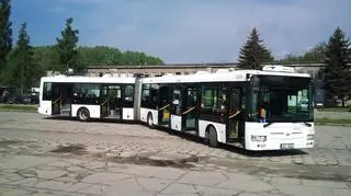 Testowy autobus na terenie zajezdni w Krakowie