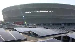 Panele fotowoltaiczne na parkingu przy stadionie