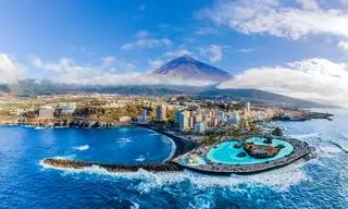Miejscowość Puerto de la Cruz, w tle wulkan Pico del Teide