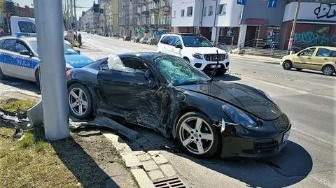 Nie ustąpiła pierwszeństwa, uderzyła w porsche. "Samochód przemieścił się i uderzył w latarnię"