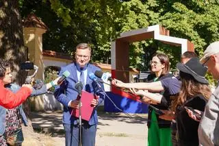 Wiceprezydent Białegostoku Rafał Rudnicki zorganizował przed ławką konferencję prasową 