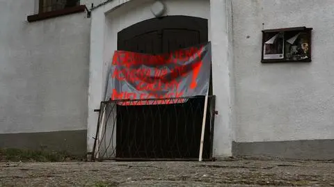 "Jesteśmy wyzywani od diabłów, od szatanów". Konflikt proboszcza z parafianami, protest przed kościołem