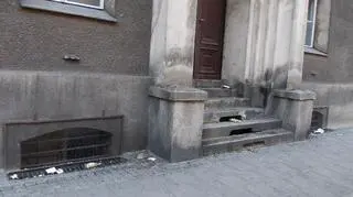 Śmieci pod szpitalem na ul