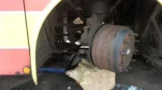 Autobus nie miał przednich kół i części drążków kierowniczych
